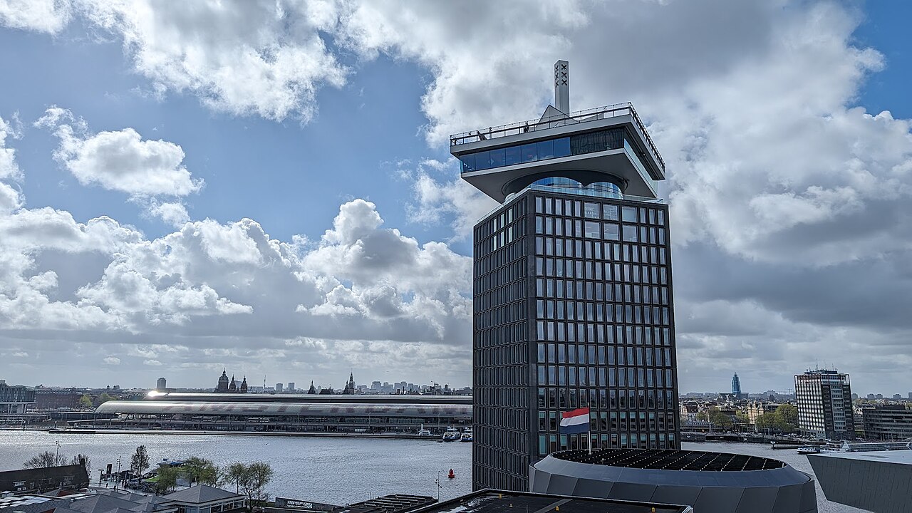 מגדל A'DAM ומוזיאון EYE על הגדה הצפונית, מול קו הרקיע של מרכז אמסטרדם
