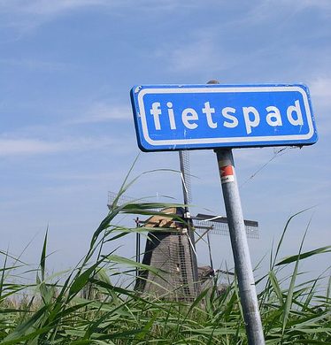 cycle path windmill kinderdijk