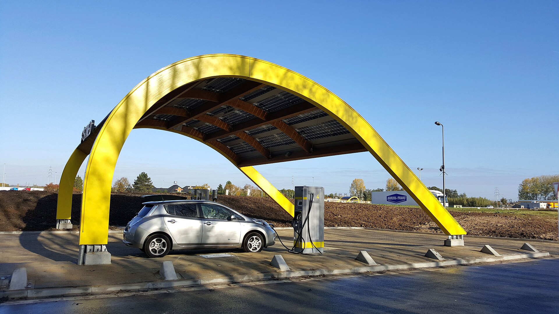 תחנת טעינה מהירה של Fastned לצד כביש מהיר בהולנד