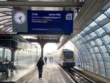 רכבת ספרינטר של NS ברציף בתחנת אמסטרדם סלוטרדייק