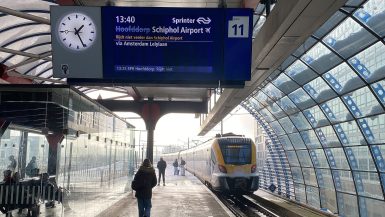 רכבת ספרינטר של NS ברציף בתחנת אמסטרדם סלוטרדייק