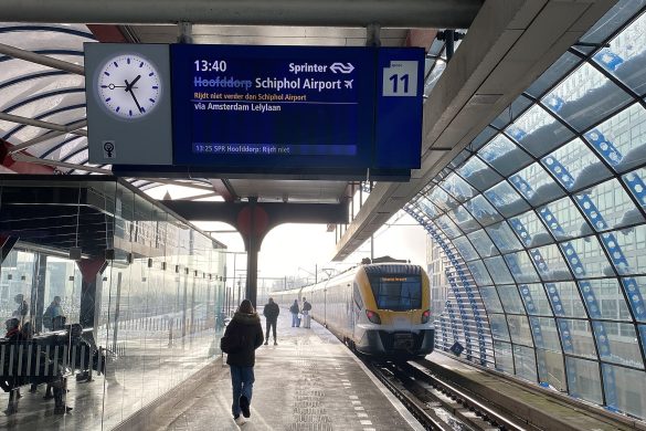 רכבת ספרינטר של NS ברציף בתחנת אמסטרדם סלוטרדייק