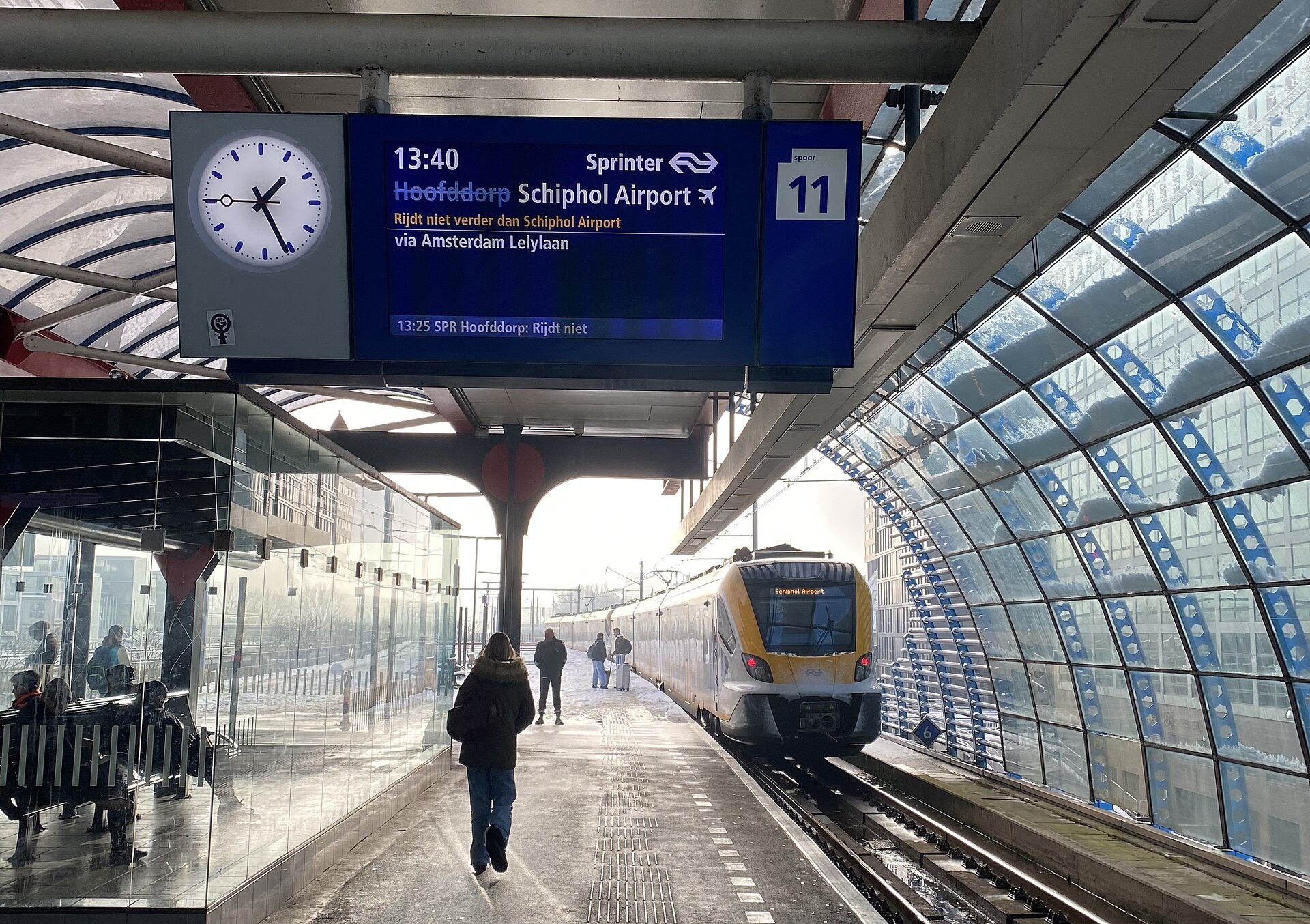 רכבת ספרינטר של NS ברציף בתחנת אמסטרדם סלוטרדייק