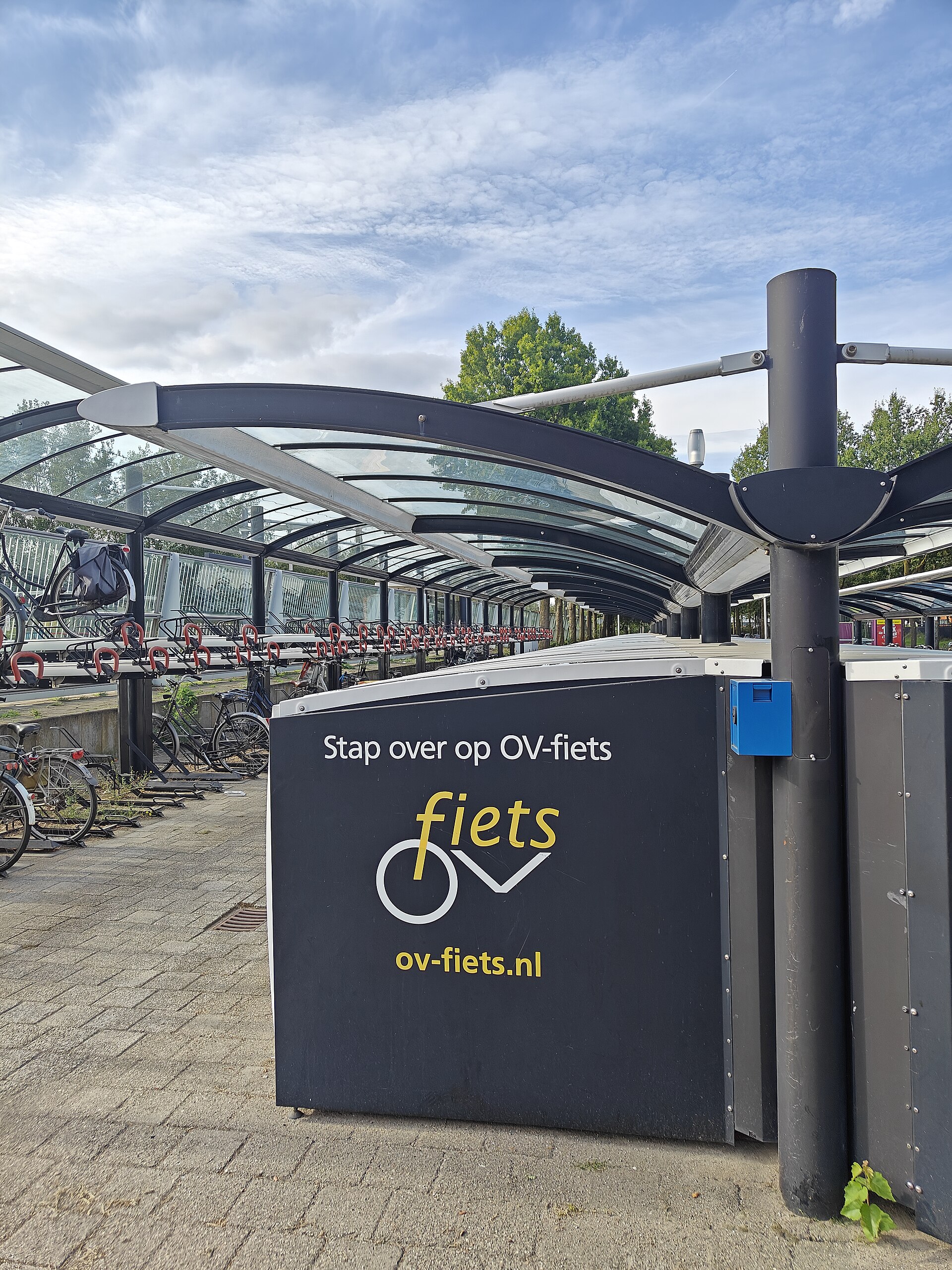 תאי אחסון של OV-fiets בתחנת ברדה