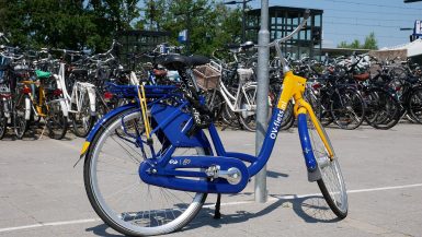 אופני OV-fiets חונים בתחנת רכבת בהולנד