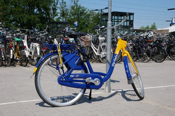 אופני OV-fiets חונים בתחנת רכבת בהולנד