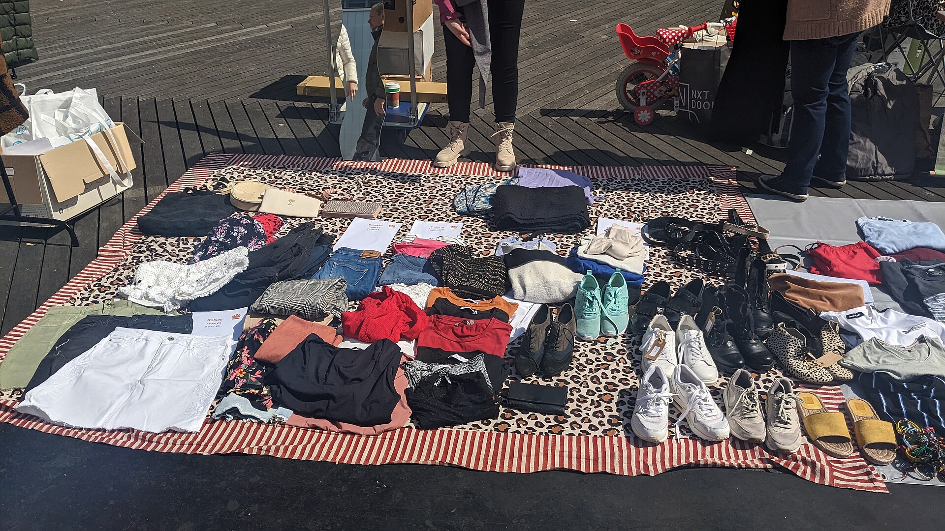 השוק החופשי ברחובות אמסטרדם ביום המלך