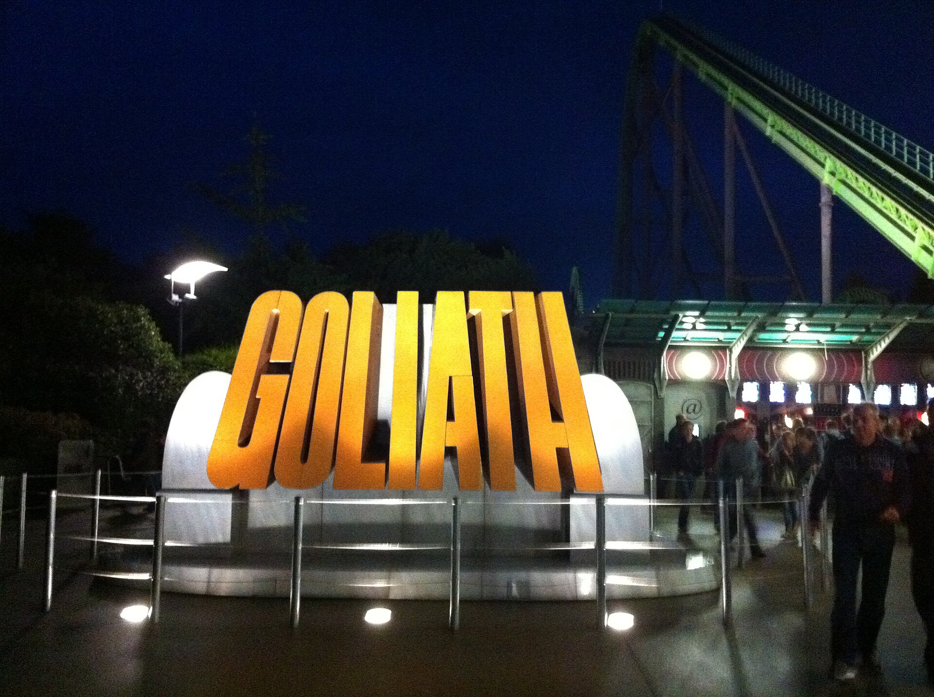 רכבת ההרים Goliath בוואליבי הולנד בשעות הערב