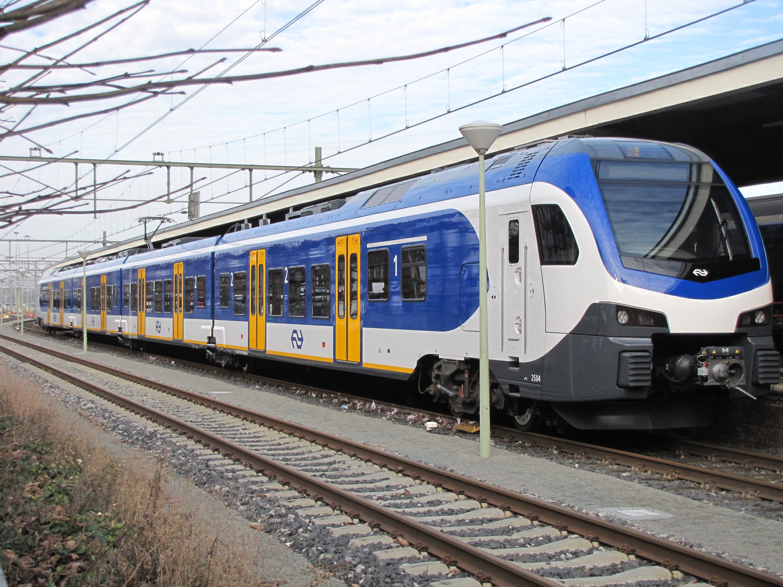 רכבת NS חדשה בתחנה בהולנד